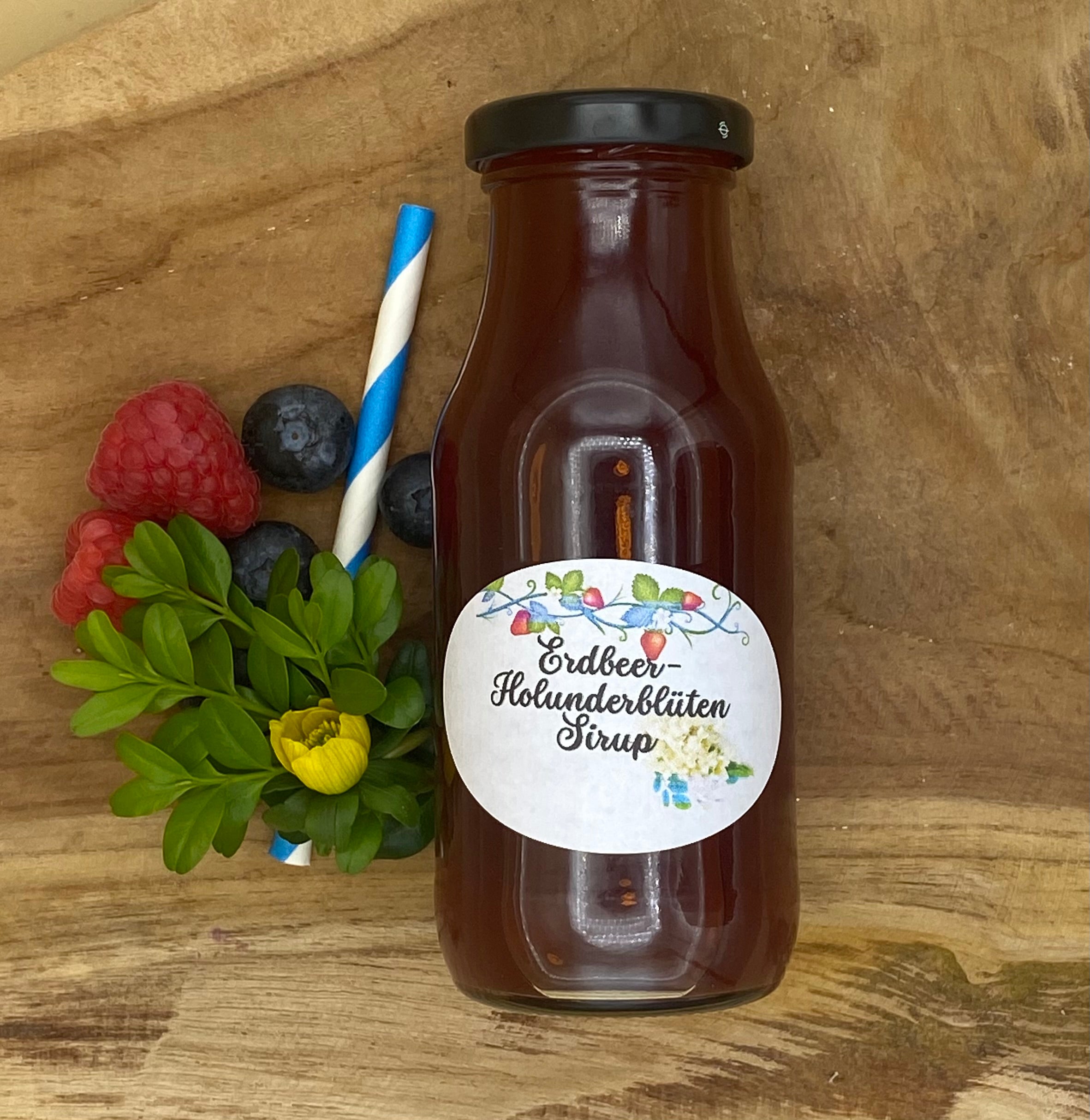 Erdbeer-Holunderblüten Sirup – FasslHex Erdbeer-Holunderblüten Sirup – FasslHex